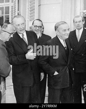 IL MINISTRO DEGLI ESTERI FRANCESE VISITA BONN 13.8,53. Il ministro degli Esteri francese Georges Bidault ha fatto la sua prima visita a Bonn questa settimana dopo la conferenza del piano Schuman a Baden-Baden. La foto I.N.P. mostra da sinistra a destra: Il Segretario di Stato Prof. Hallstein; il Cancelliere federale Dr. Adenauer; il Dr. Heinrich von Brettano; il Ministro degli Esteri Bidault nel Palais Schaumburg, Bonn. Foto di notizie internazionali Foto Stock