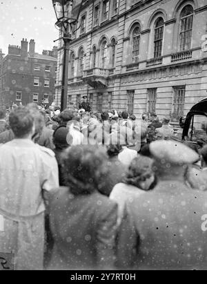 LA REGINA MADRE TRASCORRE UN TRANQUILLO COMPLEANNO 4,8.53. La regina Elisabetta la regina madre, che oggi ha 53 anni, trascorre il suo compleanno tranquillamente a casa a Londra. Ci sarà una festa privata di famiglia. La foto mostra le persone che aspettano fuori Clarence House questa mattina guardano verso l'alto alle finestre dove il principe Carlo e la principessa Ann sono apparsi durante la loro visita alla Regina madre. 4 agosto 1953 Foto Stock