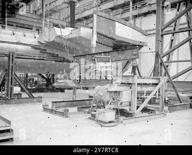 NUOVI AEREI PORTANO NUOVI PROBLEMI 21-7-53, problemi strutturali, accentuati dal moderno volo ad alta velocità, hanno causato la costruzione di nuovi edifici di test e ricerca presso l'aeroporto Redlett di Handley Page, dove il bombardiere Victor a quattro jet, alate a mezzaluna, è ora sottoposto alle sue prove di volo, Hertfordshire, Inghilterra. Le foto mostrano un aumento dei carichi a velocità elevate, pertanto le ali devono essere forti e molto sottili per evitare un'eccessiva resistenza. Le ali del vincitore sono testate in un nuovo banco di prova strutturale. 21 luglio 1953 Foto Stock