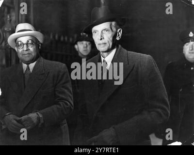 I colloqui con l'India proseguono i colloqui tra i leader indiani e il governo iniziati ieri a Londra questa mattina. A Londra, dall'India, per i colloqui ci sono Lord Wavell, il Viceré, Pandit Nehru, capo del Congresso e vicepresidente del governo provvisorio indiano, Jinnah, il leader musulmano, Laiquat Ali Khan della Lega musulmana, e Sardar Baldev Singh , che rappresenta i Sikh . Le immagini mostrano: Il signor Liaquat Ali Khan (a sinistra) e il signor Jinnah , fotografati all'arrivo al numero 10 di Downing Street per consultazioni con il primo Ministro questa mattina. Stampa a contatto vintage 125 mm circa Foto Stock