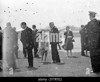 CASA DI QUEEN MOTHER & PRINCESS 17.7,53. La Regina Elisabetta la Regina madre e la Principessa Margherita sono tornate all'aeroporto di Londra questa mattina dopo la loro visita in Africa. La Principessa, che ha sofferto di freddo, stava tossendo mentre lasciava l'aereo. Le foto mostrano che la principessa Margaret tiene la gonna contro il vento che soffia attraverso il campo d'aviazione. 17 luglio 1953 Foto Stock