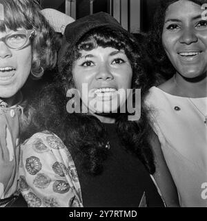 I FAN DEI BEATLE SI RIUNISCONO DI FRONTE ALL'ASTOR THEATER A BROADWAY E ALLA 45TH STREET MENTRE ASPETTANO CHE LE PORTE SI APRANO PER VEDERE IL PRIMO FILM DEI BEATLES, UNA DURA NOTTE DI UN GIORNO - NEW YORK , USA - 11 AGOSTO 1964 Foto Stock