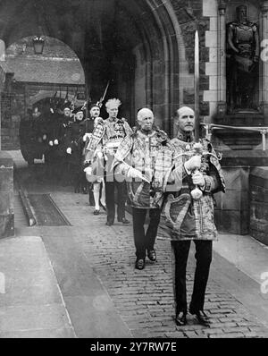 GLI ONORI DI SCOZIA SONO BOURNE DAVANTI ALLA REGINA 24.6,53. La Regina ha partecipato stamattina al servizio Nazionale del Ringraziamento e della dedica nella Cattedrale di St. Giles, Edimburgo. Le onorificenze di Scozia, le insegne del sovrano scozzese, furono portate davanti a lei. Le foto mostrano che le onorificenze di Scozia sono trasportate sul ponte levatoio del Castello di Edimburgo da Lord Lyon King of Arms, Sir Thomas Innes di Learney, K.C.V.O., e araldi. 24 giugno 1953 Foto Stock