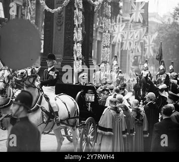 LA REGINA PRANZA A GUILDHALL E RITORNA SUL FIUME 12.6,53. H.M. la Regina e il Duca di Edimburgo sono stati ospiti di un pranzo della Corporation di Londra alla Guildhall oggi. Parte del viaggio di ritorno al Palazzo è stato effettuato con il lancio sul fiume Tamigi. La foto mostra il Lord Mayor di Londra, Sir Rupert de la bere, consegna la Spada della City di Londra alla Regina mentre entra nella City al Temple Bar. 12 giugno 1953 Foto Stock