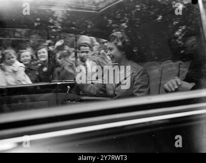 UN SORRISO DALLA REGINA........ 21.5,53. Migliaia di persone stanno crammando la metropoli per vedere i preparativi per l'incoronazione di martedì. Molti si riuniscono fuori Buckingham Palace nella speranza di cogliere gli scorci dei membri della famiglia reale. SPETTACOLI FOTOGRAFICI: H. M. la Regina ha visto sorridere felicemente mentre lasciava Buckingham Palace oggi per un servizio religioso alla Malborough House Chapel.21 maggio 1953 Foto Stock