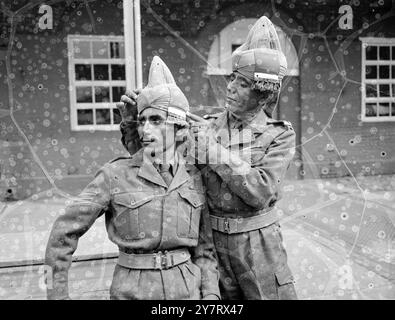 IL CONTINGENTE COLONIALE PROVA PER L'INCORONAZIONE 21.5,53. spettacoli fotografici: alcuni dei 500 militari e della polizia delle colonie che parteciperanno alla processione dell'incoronazione, sono in formazione a Woolwich. Said Ahmed Awdali (a sinistra) ha assistenza con il suo turbante da Bimbashi Ahmed Alkahader. Sono entrambi di Aden.21 maggio 1953 Foto Stock