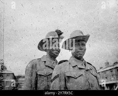 IL CONTINGENTE COLONIALE PROVA PER L'INCORONAZIONE 21.5,53. alcuni dei 500 militari e della polizia delle colonie che parteciperanno alla processione dell'incoronazione, sono in formazione a Woolwich. Le foto mostrano R.S.M. Chepkwony e Maridim Chumo, del Kenya, hanno attirato l'interesse di Woolwich a causa dei buchi nelle orecchie.21 maggio 1953 Foto Stock