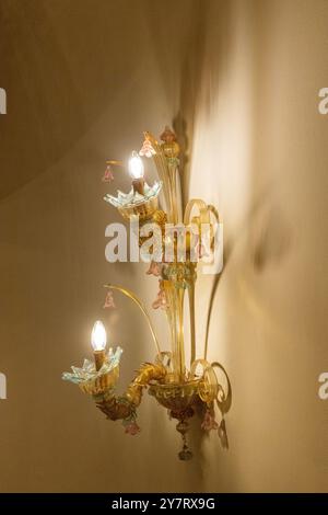 fotografare le antiche luci floreali appese su un muro di un hotel Foto Stock
