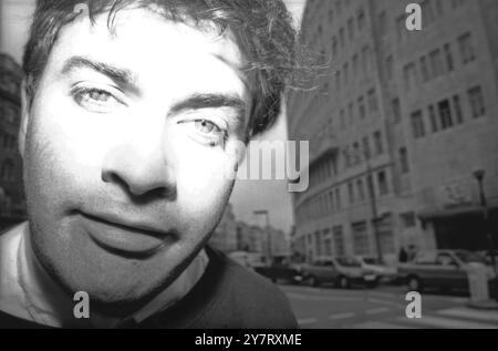 Ritratto di un giovane Harry Enfield in Upper Regent Street, Londra, Regno Unito circa 1987 Foto Stock