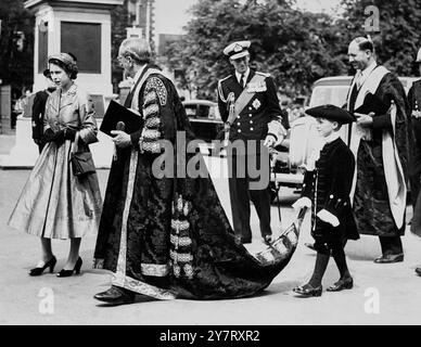 QUEEN AND QUEEN'S UNIVERSITY Belfast, Irlanda del Nord : Un giovane pagliaio porta il treno di Lord Alanbrooke, Cancelliere della Queen's University, mentre accompagna la Regina e il Duca di Edimburgo nell'edificio. Sulla destra c'è il dottor Eric Ashby, vice-cancelliere. La regina e il duca stavano facendo una visita di Stato di tre giorni in Irlanda del Nord. 4 luglio 1953 Foto Stock