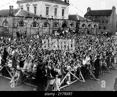 Aspetta di vedere la regina Hillsborough. Irlanda del Nord : folle aspettano dietro le barriere fuori dalla Government House , Hillsborough , per vedere la Regina e il Duca di Edimburgo arrivare per la cena di Stato 2 luglio 1953 Foto Stock