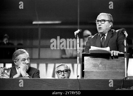 Brighton: Il signor Roy Jenkins , Cancelliere dello Scacchiere , parla ai 1.200 delegati di rango e rango alla conferenza annuale del Partito Laburista. Ascoltando con attenzione il discorso di Jenkins ci sono James Callaghan , il Ministro degli interni , a sinistra e George Brown , Vice leader del Partito Laburista ed ex Ministro degli Esteri, che è stato anche uno dei principali oratori della sessione odierna.1 ottobre 1969 Foto Stock