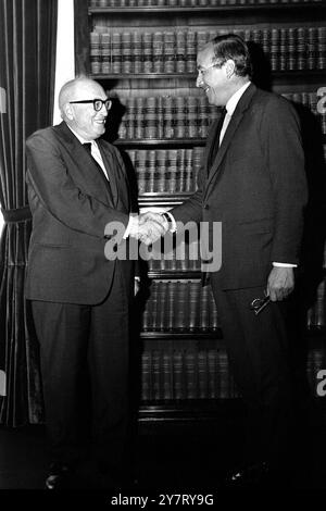 Vice Premier italiano a domicilio OfficeLOndon: Il signor Pietro Nenni (sinistra) leader socialista italiano e vice primo minsiter, che è nell'ultimo giorno di una visita di tre giorni a Londra come ospite del governo britannico, incontra il Ministro degli interni britannico, il signor Roy Jenkins, al Ministero degli interni questa mattina. Durante la sua visita, il signor Nenni ha anche avuto colloqui con il primo ministro Harold Wilson e altri funzionari del governo. 27 luglio 1966 Foto Stock