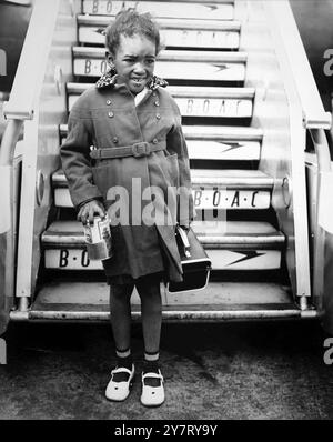 HA PRESENTATO IL BOUQUET ALLA PRINCIPESSA - ANGELA WHITTAKER, 6 anni e mezzo, la ragazza timida che ha presentato un bouquet alla principessa Margaret durante il tour delle Indie occidentali del 1955, arriva all'aeroporto di Londra per unirsi a sua madre, studentessa al Royal College of Music di Londra. Angela è arrivata da Mandeville, Giamaica. Nel febbraio 1955, Angela ha presentato un bouquet alla principessa durante una visita alle opere di Kirkvine Alumina vicino a Mandeville. 22 marzo 1956 Foto Stock