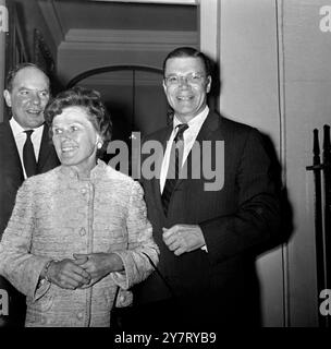 Il capo della Banca Mondiale incontra Jenkins London: Robert McNamara americano , Presidente della Banca Mondiale , e sua moglie lasciano il numero 11 di Downing Street , Londra , questo pomeriggio dopo essere stati intrattenuti con il pranzo dal Cancelliere dello Scacchiere britannico Roy Jenkins. Più tardi, il signor McNamara e la signora McNamara torneranno a Washington il 25 novembre 1968 Foto Stock