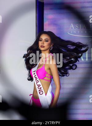 Pasay City. 1 ottobre 2024. Un concorrente thailandese si presenta sul palco durante la presentazione stampa di Miss Asia Pacific International 2024 a Pasay City, nelle Filippine, il 1° ottobre 2024. Un totale di 35 candidati internazionali si sfideranno nella serata di incoronazione di Miss Asia Pacific International 2024 il 7 ottobre. Crediti: Rouelle Umali/Xinhua/Alamy Live News Foto Stock