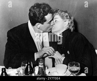 CAMPANE NUZIALI AHEADSHELLEY WINTERS E FIDANZATO ITALIANO PARTONO PER IL NEVADA DAL 21 AL 2-52 la star di Hollywood Shelley Winters e il suo fidanzato italo-americano, l'attore Vittorio Gassman, lasciarono Roma per dirigersi verso Las Vegas, Nevada, dove Gassman cercherà il divorzio dalla sua attuale moglie, Nora Ricci. La coppia ha detto che si sposeranno subito dopo il divorzio e poi torneranno in Italia, dove Shelley dovrebbe recitare in un dramma italiano a Roma. Prima di salire a bordo dell'aereo all'aeroporto di Roma Ciampino, Vittorio diede a Shelley un anello di fidanzamento con diamanti:- prima di lasciare Ciampin a Roma Foto Stock