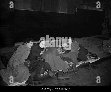 LE PERSONE FANNO LA FILA PER TUTTA LA NOTTE PER VEDERE L'ENTOURAGE FUNEBRE. 15.2.52 SPETTACOLI FOTOGRAFICI: Scattati alle 3 di questa mattina, due ragazze si accoccolano sotto una coperta cercando di tenersi al caldo nel freddo morente mentre aspettavano a Whitehall questa mattina. Foto Stock