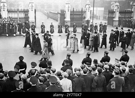 LA PROCESSIONE FUNEBRE DA WESTMINSTER A PADDINGTON STATION, 16-2-52 I.N.P. FOTO MOSTRA mentre lasciano Westminater Hall, sono una prima fila, da sinistra a destra i- Re di Svezia, Re di Grecia, Re di Danimarca, Prasident Auriel di Francia. In seconda fila, far Side 1 è il Presidente della Repubblica turca e la camera più vicina, il Presidente della Repubblica jugoslava. Terza fila, da sinistra a destra - Principe ereditario d'Etiopia, Principe ereditario di Norvegia, Principe ereditario di Giordania. Quarta fila , da sinistra a destra 1- Principe Ali Rezo di Persia, Principe Bernardo dei Paesi Bassi, Principe di Lussemburgo, Principe di Liegi. Quinta fila, Foto Stock