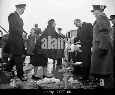 LUTTO REALE DAI PAESI BASSI .14.2,52. LE FOTO DI I.N.P. MOSTRANO: La regina Juliana dei Paesi Bassi viene accolta al suo arrivo all'Air di Londra dal duca di Gloucester. Il principe Bernhard, il suo consorte, si vede dietro la regina. Immagine di R.Haswell. 59721/344/comm/g?£. FOTO DI NOTIZIE INTERNAZIONALI. Foto Stock