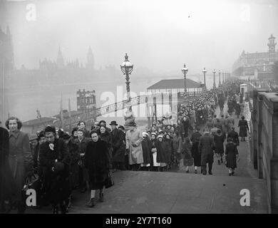 LA CODA DEGLI OMAGGI SI ESTENDE PER 13-2-52 CHILOMETRI, la grande fila di persone in attesa di presentare il catalogo nella Westminster Hall di Londra, dove si trova Re Giorgio vi. giacendo nello stato, ora si estende per miglia, sono sei, e in alcune parti, 10 profonde. Inizia dalla Great Hall of Westminster stessa, si prosegue lungo un lato del fiume fino a Lambeth Bridge, il ponte e dall'altro lato fino a Westminster BridgePHOTO MOSTRA:- la coda vista sul lato opposto del fiume fino a Westminster, che si estende in lontananza oltre il St. Thomas's Hospital fino al Westminster Bridge. Westminst Foto Stock