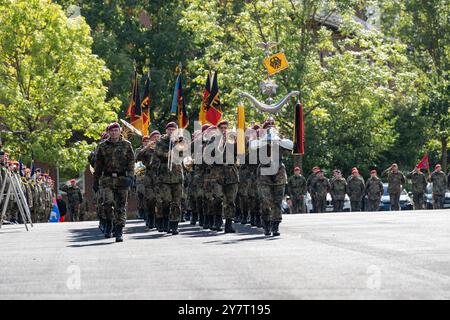 Volkach, Baviera, Germania - 1 ottobre 2024: Appello nominale delle forze armate tedesche nella caserma Mainfranken a Volkach per il cambio di comando dei battaglioni logistici 461, 467, 471 e 472 sotto il reggimento logistico 4. Celebrazioni dell'evento *** Appel der Deutschen Bundeswehr in der Mainfranken-Kaserne in Volkach zum Unterstellungswechsel der Logistikbataillone 461, 467, 471 und 472 unter das Logistikregiment 4. Feierlichtkeiten der Versanstaltung Foto Stock