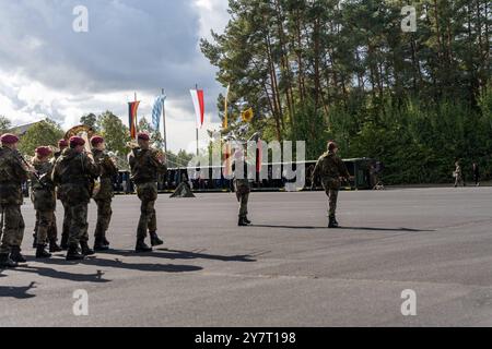 Volkach, Baviera, Germania - 1 ottobre 2024: Appello nominale delle forze armate tedesche nella caserma Mainfranken a Volkach per il cambio di comando dei battaglioni logistici 461, 467, 471 e 472 sotto il reggimento logistico 4. Celebrazioni dell'evento *** Appel der Deutschen Bundeswehr in der Mainfranken-Kaserne in Volkach zum Unterstellungswechsel der Logistikbataillone 461, 467, 471 und 472 unter das Logistikregiment 4. Feierlichtkeiten der Versanstaltung Foto Stock