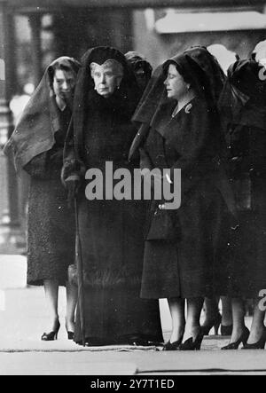 THREE QUEENS E THE PRINCESS ATTENDONO L'ARRIVO DEL KING'S CORTEGE 11-2-52 SPETTACOLI FOTOGRAFICI :- purtroppo in attesa dell'arrivo della bara del Re alla Westminster Hall questo pomeriggio, sono stati, da sinistra a destra:- Regina Elisabetta II, Regina Maria, Regina madre e Principessa Margherita. Dopo l'arrivo del corteo si recarono a Westminster Hall per un breve e semplice servizio prima che il re si trovasse in stato di menzogna nella capitale dell'11 febbraio 1952 Foto Stock