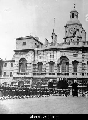 LE PRIME PROVE MATTUTINE PER LA PROCESSIONE FUNEBRE DEL RE 10-2-52 subito dopo l'alba questa mattina, quando Londra era deserta come di solito la domenica presto si tenne una prova per la processione funebre del venerdì da Westminster Hall a Paddington Station per l'ultimo viaggio del re a Windsor, dove dopo il servizio funebre la bara sarà abbassata nella Royal Vault sotto la St. George's Chapel. LA FOTO della I.N.P. MOSTRA :- era il 8,20 di questa mattina quando i Naval Ratings procedendo a un ritmo lento dei funerali sono stati visti marciare attraverso l'arco della Horse Guerds Parade disegnando il carrello della pistola e provando per Foto Stock