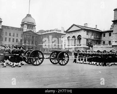 PROVA MATTUTINA PER LA PROCESSIONE FUNEBRE DEL RE 10-2-52 poco dopo l'alba questa mattina, quando Londra 8 era deserta come di solito la domenica presto si tenne una prova per la processione funebre del venerdì da Westminster Hall a Paddington Station per l'ultimo viaggio del re a Windsor: Dove dopo il servizio funebre la bara sarà abbassata nella Royal Vault sotto la St. George's Chapel. FOTO MOSTRA I.N.P.:- Ratings disegnando la carrozza per le armi attraverso Horse Guards , Parata durante le prove di oggi solo NY/D/59567 FOTO DI NOTIZIE INTERNAZIONALI. (Modello KE) Foto Stock