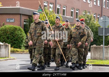 Volkach, Baviera, Germania - 1 ottobre 2024: Appello nominale delle forze armate tedesche nella caserma Mainfranken a Volkach per il cambio di subordinazione dei battaglioni logistici 461, 467, 471 e 472 sotto il reggimento logistico 4. marcia dei battaglioni *** Appel der Deutschen Bundeswehr in der Mainfranken-Kaserne in Volkach zum Unterstellungswechsel der Logistikbataillone 461, 467, 471 und 472 unter das Logistikregiment 4. Einmarsch der Bataillone Foto Stock