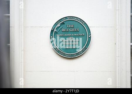 Targa su un muro della casa dove i Bee Gees (Barry, Robin e Maurice Gibb) hanno composto e soggiornato tra il 1968 e il 1980, Mayfair, Londra, Inghilterra. Foto Stock