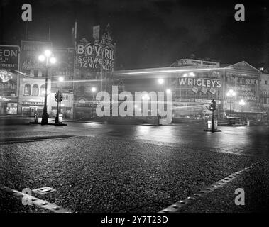 LONDRA PIANGE IL RE - PICCADILLY CIRCUS 'SVANISCE' 6-2-52 tutto il mondo piange l'improvviso ma pacifico passaggio del re britannico George V1 che è morto nel sonno a Sandringham, Norfolk, oggi. Nazioni, città, città e villaggi erano tutti shockey dalla triste notizia. A Sandringham la gente piangeva il re come il proprio scudiero di campagna e nell'affollato Piccadilly Circus, Londra, il fulcro dell'Impero, che di solito è ablazato di luci e segnali celesti per illuminare la scena, c'era una parziale oscurità. LE FOTO DI I.N.P. MOSTRANO: Piccadilly Circus si è oscurata stasera come segno di rispetto per il Re. O Foto Stock