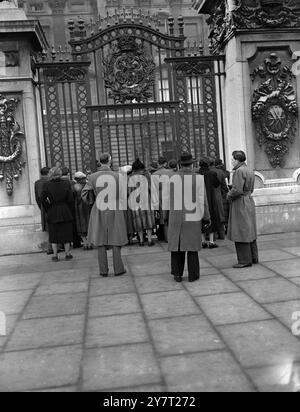 Re muore pacificamente nel sonno questa mattina alle 10,45 è stato annunciato che sua Maestà il Re Giorgio vi era morto pacificamente nel sonno durante le prime ore di questa mattina. . Spettacoli fotografici: Una sezione della folla che inizia a riunirsi fuori Buckingham Palace per ulteriori notizie 6 febbraio 1952 Foto Stock