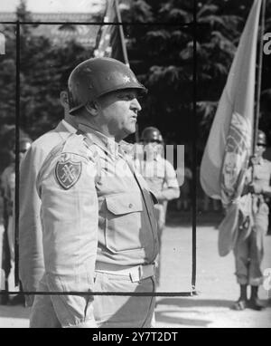 CHIAMATO DA MACARTHUR, COME I COMUNISTI VERSANO ATTRAVERSO IL GAP . Nella foto è raffigurato il tenente generale Walton H. Walker, comandante dell'ottavo esercito statunitense in Corea, che è stato convocato a Tokyo dal generale Douglas MacArthur per conferenze urgenti sull'ondata di forze comuniste attraverso il Tockchon gap nella Corea del Nord. Chiamato anche a Tokyo è il maggiore generale Edward Almond, comandante del X corpo degli Stati Uniti nella Corea nord-orientale. 28 novembre 1950 Foto Stock