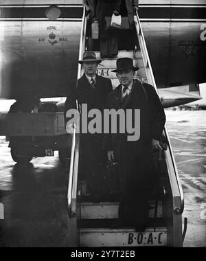 IL GENERALE ARRIVA DALL'AUSTRALIA PER DISCUTERE DELLA VISITA REALE. Tenente generale F.H. BERRYMAN , C.B., C.B.E., D.S.O.(a destra) con il signor J.S. Murray, del Dipartimento del primo Ministro australiano, Canberra , all'arrivo all'aeroporto di Londra da Sydney con un aereo della B.O.A.C. oggi. Il tenente generale Berryman sarà disponibile per discussioni a Londra in relazione alla visita del re e della regina in Australia nel 1952. Tornerà a Sydney prima di Natale. 28 novembre 1950 Foto Stock