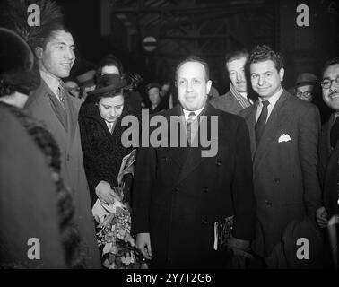 IL MINISTRO EGIZIANO INSISTE SUL fatto CHE IL SUO PAESE PUO' DIFENDERSI, il ministro degli Esteri egiziano MOHAMED SALAH el DIN BEY all'arrivo alla stazione di Waterloo, Londra, dall'America, a bordo del battello Queen Elizabeth. Il Ministro , qui presente per le discussioni sui saldi sterili dell' Egitto , disse all' arrivo a Southampton che era sicuro che l' Egitto potesse difendersi , anche contro una grande potenza . La presenza di truppe britanniche era molto risentita in Egitto, disse. Anche se il Ministro guiderà una delegazione per le discussioni principalmente sulle finanze , si pensa che parlerà con il signor Bevin su altre questioni A. Foto Stock