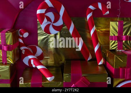 Scatole regalo di Natale colorate con nastro e decorazioni natalizie sul tavolo in casa per celebrare Capodanno e Natale. Bella vacanza Foto Stock