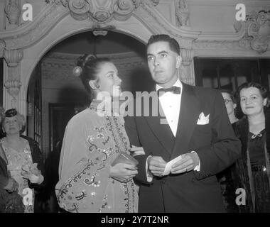 La prima notte di un tram chiamato Desire con Vivien Leigh si tenne all'Aldwych Theatre. Lo spettacolo di Tennessee Williams, è stato prenotato per tutta la corsa londinese , e la gente era stata in attesa in coda per 24 ore per ottenere l'ammissione . Spettacoli fotografici: Tyrone Power e sua moglie Linda Christian hanno fotografato al loro arrivo per la prima notte, il 12 ottobre 1949 Foto Stock