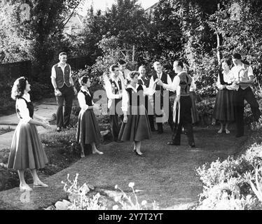 I ballerini popolari del Kentish sono in tournée in Svizzera - i famosi viaggiatori del Kentish - un gruppo di ballerini popolari con membri provenienti da tutto il Kent, partito lunedì 30 luglio 1956 per dare un recital in una dozzina o più villaggi della Svizzera . - Stanno intraprendendo il tour a proprie spese e come parte della sua vacanza. Le immagini mostrano: Alcuni dei party nella loro sede di Oprington prima di partire. Foto Stock