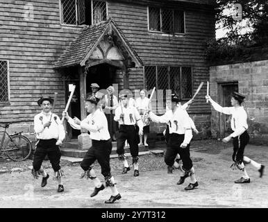 Morris Dancers nel villaggio di Chiddingstone, Kent, Inghilterra, Regno Unito, balla di fronte al Castle Inn. - 10 luglio 1960 Foto Stock