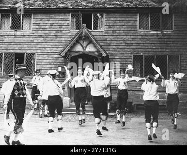 Morris Dancers nel villaggio di Chiddingstone, Kent, Inghilterra, Regno Unito, balla di fronte al Castle Inn. - 10 luglio 1960 Foto Stock