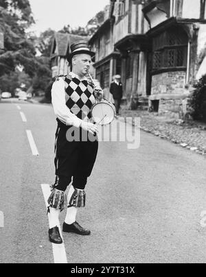 LUI è LO SCUDIERO DEI BALLERINI MORRIS - - Jeff Metcalf ( una volta "scudiero" di tutti i ballerini Morris in Inghilterra ) si esibisce e conduce la sua squadra di ballerini Morris durante una breve visita all'antico villaggio di Chiddingstone, Kent, Inghilterra, Regno Unito. - Gli artisti, noti come Ravensbourne Morris Men, stanno facendo un giro in diversi villaggi del Kent. - 11 luglio 1960 Foto Stock