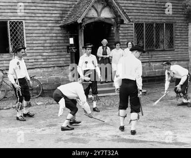 Morris Dancers nel villaggio di Chiddingstone, Kent, Inghilterra, Regno Unito, balla di fronte al Castle Inn. - 10 luglio 1960 Foto Stock