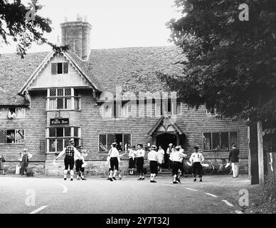 Morris Dancers nel villaggio di Chiddingstone, Kent, Inghilterra, Regno Unito, balla di fronte al Castle Inn. - 10 luglio 1960 Foto Stock