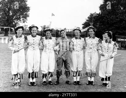 Elizabethan Pagent, Chislehurst e Sidcup County Secondary School, giovani ballerine Morris in posa con i suoi bastoni, Kent, Inghilterra, Regno Unito - - 14 luglio 1953 Foto Stock