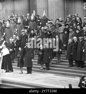 L'ULTIMO SALUTO REALE Londra, Inghilterra Regno Unito : mentre RH Duca di Edimburgo saluta la bara in partenza di Sir Winston Churchill dai gradini della Cattedrale di St Paul nella City di Londra oggi, la Regina di Britiana HM Regina Elisabetta II sembra guardare attraverso i suoi anni di amicizia con il leader britannico in tempo di guerra. Dalla Cattedrale la bara è stata portata al Tower Pier, dove ha continuato il suo viaggio con il Port of London Authority, il varo al Festival Pier e messa a bordo della locomotiva "The Winston Churchill" alla stazione ferroviaria di Waterloo, e da qui al suo ultimo luogo di riposo nel cimitero di Bladon, Foto Stock