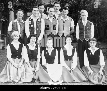 I ballerini popolari del Kentish sono in tournée in Svizzera - i famosi viaggiatori del Kentish - un gruppo di ballerini popolari con membri provenienti da tutto il Kent, partito lunedì 30 luglio 1956 per dare un recital in una dozzina o più villaggi della Svizzera . - Stanno intraprendendo il tour a proprie spese e come parte della sua vacanza. Le immagini mostrano: Alcuni dei party nella loro sede di Oprington prima di partire. - Davanti a sinistra alla sig.ra Maureen Smith , sig.ra J Lawson , sig.ra P Gray , sig.ra Susan Dinmore , sig.ra M Vincent . - In piedi da L a R: Sig. Michael Cooling, sig. Keith Uttley, sig. N L Cook, sig. P Palc Foto Stock