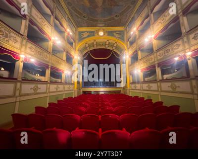 Il palcoscenico, i posti a sedere e le cabine all'interno del bellissimo teatro dell'opera Paisiello del XVIII secolo a Lecce, Puglia, Italia. Il teatro prende il nome dal com Foto Stock