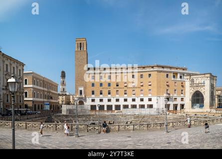 L'architettura razionalista fascista Palazzo dell'INA (Istituto Nazionale delle assicurazioni) accanto all'anfiteatro romano nel cuore dell'a Foto Stock